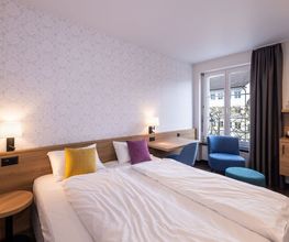 Hotel Kino Bar, Loge AG Bild 1