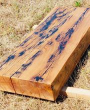 Spezialisten für Massivholzprodukte und Natursteinprodukte für den Innen und Aussenbereich.

Ob für Handwerker oder Händler, Architekten oder Bauherren, wir garantieren Ihnen unkomplizierte, reibungslose & kompetente Zusammenarbeit & beraten Sie gerne telefonisch oder persönlich über die verschiedenen Eigenschaften von Eiche oder Naturstein.

Wir sind spezialisiert in dem Verkauf von erstklassigem Eichenholz und hochwertigen Steinen für eine Vielzahl von Projekten. Unsere Eichenholzprodukte, von stabilen Balken bis hin zu eleganten Terrassen-Dielen, bieten die ideale Grundlage für robuste Konstruktionen und ästhetische Designs wie Holztreppen, Holzpergolen, Holzstegge oder Holterrassen. Ebenso sind unsere Sandsteinprodukte eine exzellente Wahl für Terrassenplatten, die jedem Aussenbereich einen Hauch von Natur und Eleganz verleihen.