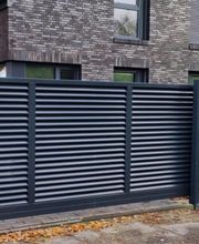 Moderner Aluminiumzaun mit Jalousieprofil inkl. Schiebetor und Pforte