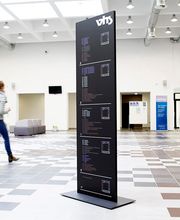 Leit- und Orientierungssysteme - Infopylon im Innenbereich. Produziert von Obornik Werbetechnik KG aus Hildesheim.