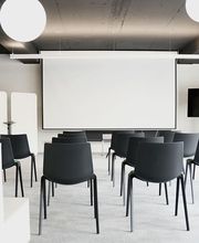 Ihr sucht eine besondere Location für eure nächste Tagung oder euren nächsten Workshop in Stuttgart? Oder braucht für ein-zwei Stunden einen ruhigen Ort für ein (virtuelles) Meeting oder einen Büroraum? Dann haben wir in der Kreativ-Arena in Stuttgart-West (mit der Stadtbahn nur 5 Minuten vom Hauptbahnhof) sicher den passenden Raum für euch. Und on top: ein Mietstudio für Podcastaufnahmen und Audioproduktionen, Foto- und Video Shootings.
Das Besondere an den Räumen in der Kreativ-Arena: Die flexible Ausstattung - individuell nach euren Wünschen. Ob klassisch bestuhlt, mit Arbeitsinseln oder Zuschauertribüne, alles ist möglich. Modernes, hochwertiges Workspace-Konzept + einfache Buchung.