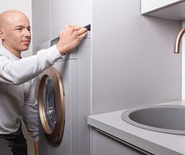 Im Waschraum stehen Waschmaschine und Tumbler im Zentrum. Wir ersetzen alle Haushaltsgeräte der gängigen Hersteller und bieten individuelle Lösungen für Anpassungen in Küche und Waschraum.