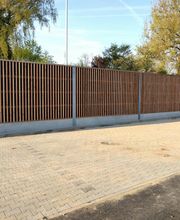 Lärmschutzwand an einem Parkplatz