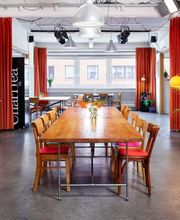 Das Herzstück unserer kreativen Eventlocation in Hamburg HafenCity. Auf über 400 m² Gesamtfläche verbindet unser Loft eine markante 4-Meter-Holztafel mit flexiblen Lounge-Bereichen – perfekt geeignet für bis zu 80 Personen.