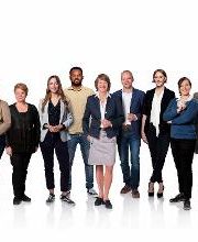 Ein Foto vom gesamten Standortteam bestehend aus 9 Frauen und 2 Männern.