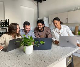 Ein Team der Matera Hausverwaltung bei einer Besprechung.