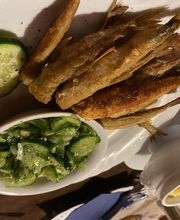 frischer gebratener Stint mit Gurkensalat u. Bratkartoffeln