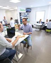 Nutzen Sie die Auszeit während der Wäsche für eine kleine Stärkung oder zum Checken Ihrer Mails. Und das alles kostenlos - in unserem gemütlichen Aufenthaltsraum oder auf der überdachten Terrasse. Auc