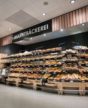 Bäckerei
Nutzen Sie unsere Indoor-Bake-Off-Abteilung und wählen Sie aus frischem Brot, Brötchen, Gebäck, Kuchen und Snacks.