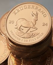 Weltweit bekannte und beliebte Goldmünze Krügerrand aus Südafrika. In unserem Online-Shop sofort verfügbar mit einer Auswahl von verschiedenen Jahrgänge.