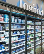 MOLKEREIPRODUKTE
Für jede Gelegenheit ein leckeres Produkt aus der Milch. In unseren Kühltheken finden Sie Joghurt, Pudding, Desserts, Milch-Drinks, Käse, Kefir, Trinksauermilch, Quark und Schmalz. Daneben ist eine große Auswahl an veganen und laktosefreien Produkten vorhanden und selbstverständlich auch regionale Erzeugnisse.