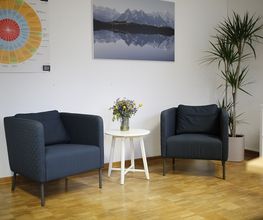 Beratungsbüro mit Sessel und einem Tisch.
