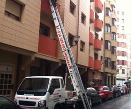mudanzas-iker-vehiculo-grua-con-escalera-estacionada-en-la-calle.jpg