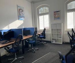 Schulungsraum mit mehreren Arbeitsplätzen