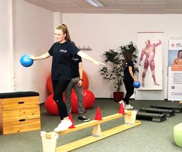 Schüler:innen beim Hindernisparcour mit Sportgeräten.