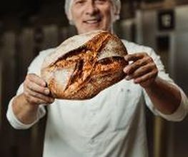 Küstenkruste mit Dinkel und Roggen.  Die Küstenkruste vereint nordische Heimatverbundenheit mit aromatischer Teigreife, honigbrauner Kruste und elastischer, luftig geporter Krume – ein vielseitiger Genuss von morgens bis abends.