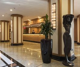 Rezeption im Maritim Hotel Dresden: Eleganter Empfangsbereich mit freundlichem Service, stilvollem Design und einladender Atmosphäre für einen angenehmen Start Ihres Aufenthalts.