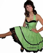 Punktekleid in frischem Grün mit schwarzen Tupfen