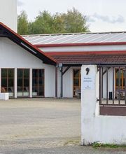 Zufahrt, Eingang und Parkplatz