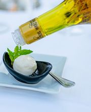 Le Gourmet – Catering für alle Sinne. Erleben Sie exklusiven Genuss mit einem Eventcatering, bei dem außergewöhnliche kulinarische Erlebnisse im Mittelpunkt stehen
Im einzigartigen Ambiente der frühindustriellen Palazzo Halle bieten wir Ihnen wechselnde, thematische Köstlichkeiten, die Sie den Alltag vergessen lassen. Unser Küchenteam kreiert mit Leidenschaft Gerichte, die sowohl geschmacklich als auch optisch begeistern und Ihr Event zu etwas Besonderem machen.
Le Gourmet steht für erstklassiges Catering und individuelle Genussmomente. Egal ob elegante Galas, private Feiern oder rustikale Veranstaltungen – wir legen Wert auf frische, regionale Zutaten, eine sorgfältige Zubereitung und einen exzellenten Service.
Bei uns wird Essen zum Erlebnis: Sehen Sie zu, wie unsere Köche Speisen live vor Ihren Augen zubereiten. Mit Liebe zum Detail und einem innovativen Ansatz schaffen wir Genusserlebnisse, die in Erinnerung bleiben. Entdecken Sie Le Gourmet und erleben Sie Catering, das jeden Moment unvergesslich macht.