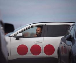 Securitas Mobil Security Mitarbeiter im Fahrzeug