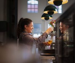 Zubereitung eines Cafes in den Räumlichkeiten des Restaurants