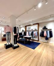 Tommy Hilfiger image 4