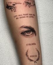 Microrealistisches Tattoo. Hände, Auge, Lorbeerkranz, Schrift. Concept Tattoo aber minimalistisch gemacht.