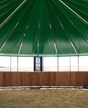 Longierhalle mit Bretterverkleidung