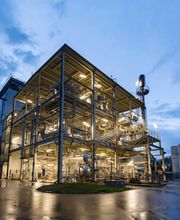 Foto und Filmproduktion Laila Tkotz Außenansicht einer großflächigen Industrieanlage mit Scheinwerfern im Regen