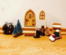 Weihnachtlich dekorierte Spielecke mit kleinen Figuren, Tannenbäumen - Luft(T)raum Leipzig
