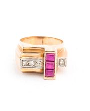 Sortija Chevalier de oro amarillo con diamantes y rubies.