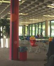 Die Kerschensteinerschule bietet ein breites Angebot von über 30 Berufsausbildungen in verschiedenen Fachrichtungen, inklusive Vollzeit-, Teilzeit- und Blockunterricht. Die Schule beherbergt zudem ein Technisches Gymnasium mit Fokus auf Angewandte Naturwissenschaften, das Schülerinnen und Schülern in drei Jahren auf das Abitur vorbereitet. Absolventen haben die Chance, Zusatzprüfungen in Chemisch-Technischer Assistenz, Physikalisch-Technischer Assistenz oder Pharmazeutisch-Technischer Assistenz abzulegen.
Die Kerschensteinerschule zeichnet sich durch motivierte Lehrer mit umfangreicher Berufserfahrung aus und legt großen Wert auf Qualität durch pädagogische Teams im Lernfeldunterricht. Zudem sind die Einrichtungen der Schule, einschließlich Werkstätten, Labors und PC-Räume, auf dem neuesten Stand der Technik.