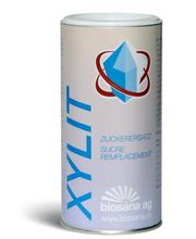 Biosana XYLIT Zuckerersatz (Birkenzucker aus Finnland)
 
100 Prozent natürliches Xylit: Xylitol hat den gleichen Geschmack und fast die gleiche Süsskraft wie Zucker (Saccharose). Der Kaloriengehalt ist aber um rund 50 Prozent geringer als bei Haushaltszucker. Xylitol bewirkt, dass nach dem Essen der Blutzuckerspiegel weniger stark ansteigt als bei der Einnahme von zuckerhaltigen Lebensmitteln oder Getränken.