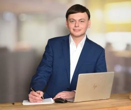 Fachanwalt Alexander Peters an Laptop in Kanzlei