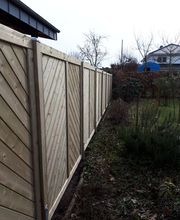 Sichtschutzzaun aus Holz nach der Fertigstellung von GreenFairway e.K.