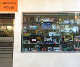 electronica-pitiusa-fachada-01.jpg