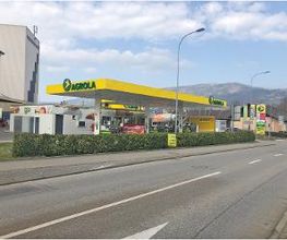 AGROLA Tankstelle in Delémont, Delsberg.
Station service AGROLA à Delémont avec un TopShop kiosque. Couverte.
AGROLA Tankstelle überdacht mit TopShop.