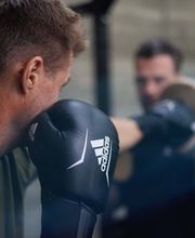 Personal Training Robert Reberger Dynamisches Boxtraining im Studio mit Fokus auf Präzision, Koordination und Kraftentwicklung.