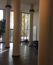 Foyer mit Fahrstuhl und mehreren Säulen im Erdgeschoss