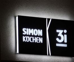 Lichtwerbung: LED Firmenschild an Aussenfassade aus Acryl. Produziert von DIE2 Werbung+Marketing aus Quickborn, in Schleswig-Holstein.