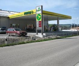 AGROLA Tankstelle in Schönengrund; direkt an Strasse; Totem in Bildmitte mit Landi Schild, AGROLA Schild und digitaler Preisanzeige