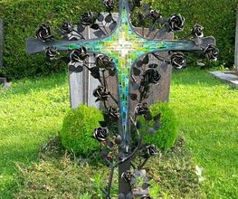 Grabkreuz von Berndt Schweizer aus Bronze handgeschmiedet mit einem Mosaik von Irene M. Orecher
