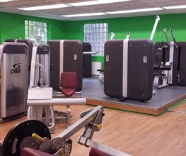 Objektbetreuung: Erweiterung einer Trainingsfläche mit Einbau eines Podest für Zirkeltraining.