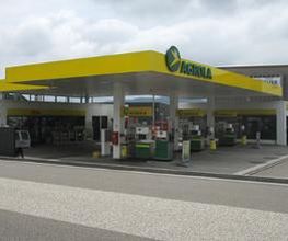AGROLA Tankstelle in Zuzwil mit LAVEBA Shop. Grosse Überdachung mit mehreren Tanksäulen.