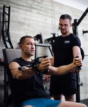 Personal Training Robert Reberger Kontrolle der Ausführung während des Kabelzugs zur Verbesserung von Technik und Körperhaltung.