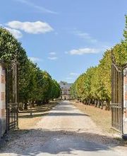 Logis Hôtel Domaine de Valaudran image 1