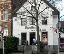Aussenansicht der Apotheke am Denkmal