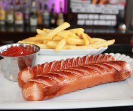 Doppelte Rote Wurst mit Pommes Frites