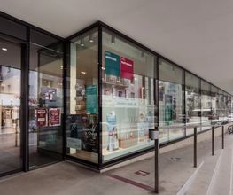 Aussenansicht des Eingangs der Amavita Apotheke Vispach